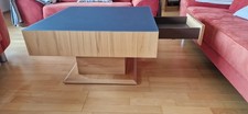 Hochwertiger Couchtisch aus Holz mit Schublade und satinierter Glasplatte