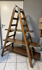 Dekorative Leiter - Präsentation - antikes Regal mit Beleuchtung - Schaufenster 