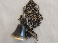 Wunderbare Messing/Bronze-?Wandglocke mit PUTTEN Federzug Glocke Gobelinglocke