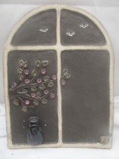 Original Keramik Wandbild „Die Katze im Fenster“ Handgefertigt