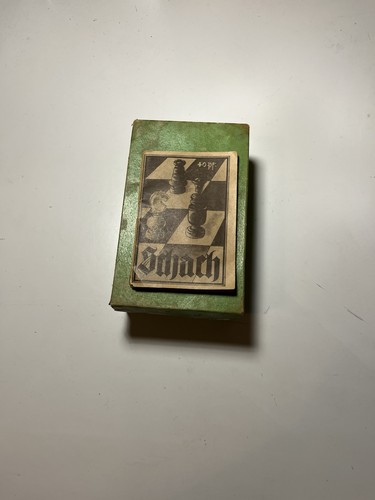 Altes schachspiel mit lehrbuch - altes,