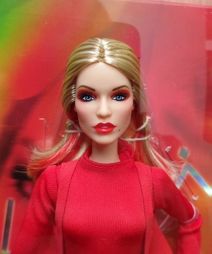 Barbie signature kylie - signature,