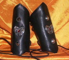 Armschienen Leder, Armstulpen