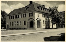 Ak Eisenberg in Thüringen,  Gebäude mit Wappen, Straßenansicht - 4909051