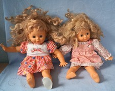 2 Puppen ca 37 cm Zwillinge 1993 mit 10 Kleidungsstücken Kleidern  im Set