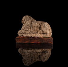 Liegender Löwe aus Kalkstein