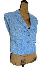 ZARA kurzer ärmelloser Blazer Guipure-Spitze hellblau Wappen-Knöpfe Gr.M neu