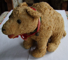 Hockender Buckel Teddybär