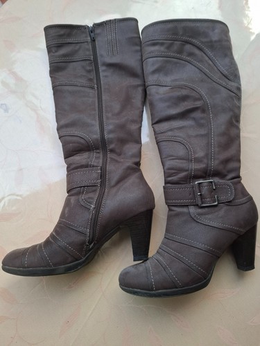 Modische braune lange stiefel - modische,