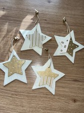 4 Stern-Filzhänger mit Holzstern an einer Kordel mit Perle Wollweiß/gold 13 cm