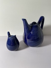 Teekanne und Milchkännchen