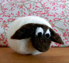 Schaf aus Wollfilz Dekoration