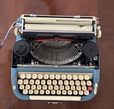 Mechanische Reiseschreibmaschine Ca. 60 Jahre alt. Funktionsfähig.