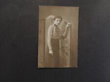 Postkarte „Altes Foto einer jungen Frau vor Paravent 1920er Jahre“  Arti