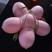 Rosa Wandlampe in Blumen Form von Ikea mit Kippschalter am Kabel