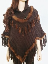 Strickponcho mit echtem Pelz