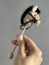 Mini Pferd auf einem Holzstock