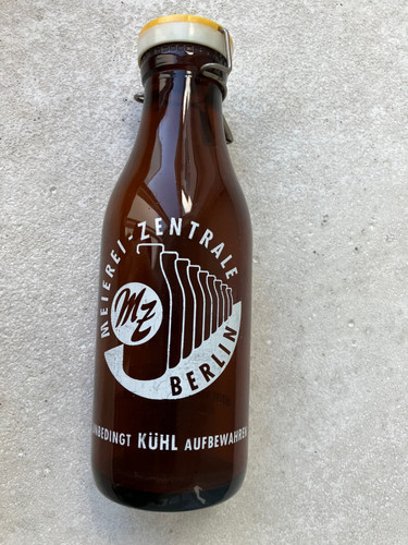 Milchflasche meierei zentrale - milchflasche, meierei-zentrale
