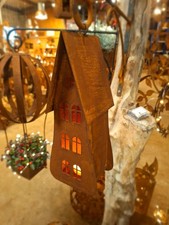 Edelrost-Gartendekoration, hängendes Haus mit Fenstern, rostige Gartendeko