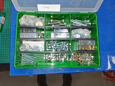 Konvolut Schrauben, Muttern, Unterlegscheiben im Sortimentskasten