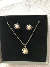 Halskette mit Anhänger und Ohrstecker, z.T. Weißgold, Perlen und Saphiren