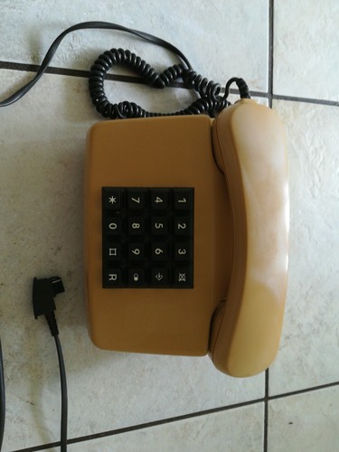 Altes telefon mit tastatur - telefon,