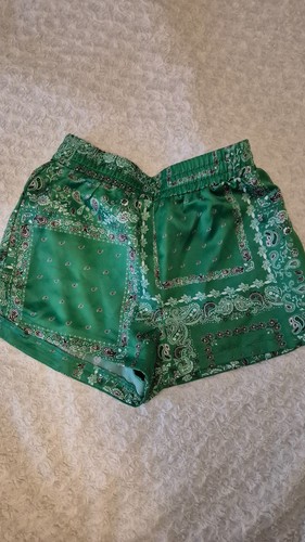 Kurze grüne stoffhose mit