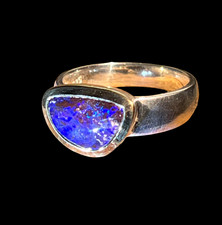 Violetter Boulder Opal Ring in Silber mit Teil vergoldeter Fassung