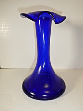 Geschwungene blaue Vase aus