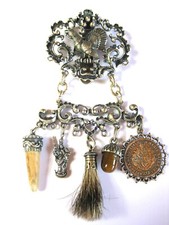 Antiker Rockstecker, Charivari