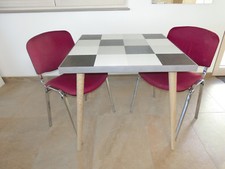 Tisch hochwertig aus