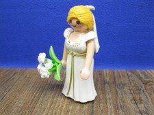 Braut mit Rosenstrauch