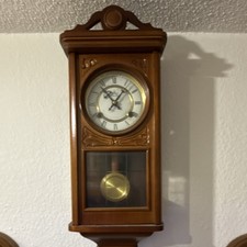 Regulator-Wanduhr aus Holz mit