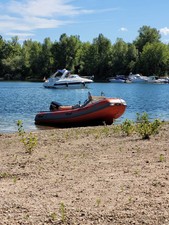Schönes Schlauchboot für 4 Personen zu verkaufen. 