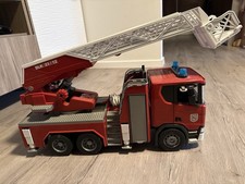 Bruder Feuerwehr-Drehleiterfahrzeug – mit funktionierendem Blaulicht & Sirene