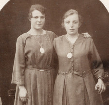 20/952 FOTO IM AK FORMAT ALTE ZEITEN JUNGE FRAUEN HISTORISCHE KLEIDUNG ORDEN ??