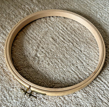 1 Stickrahmen aus Buchenholz mit  22 cm Ø