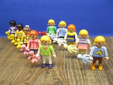 Mädchen mit Puppe Figur Kind