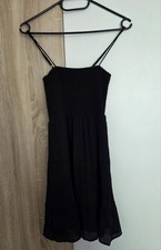 Kurzes schwarzes Sommerkleid