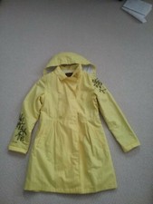Knallgelber Regenmantel von