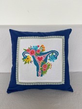 Handgesticktes Kissen mit Gebärmutter-Motiv – feministische Kunst – Einzelstück