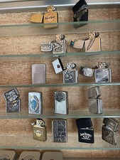 Orginal Zippos  Sammlung. 21 Ungebraucht  15 Gebrauchte Plus Glasschrank