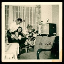 Familie 1960 neben Röhrenfernseher und Blumenständer - 1960er - Foto 9x9cm