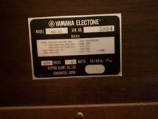 Elektronische Orgel Yamaha in Holzgehäuse mit Orgelbank und Lehrmaterial