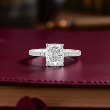 3,00 Karat Cushion Cut 18k
