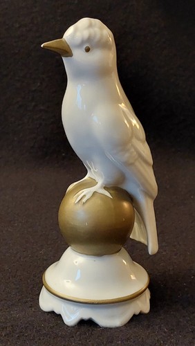 Weißer vogel auf goldener - vogel,