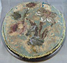 schöne alte Fußbank mit