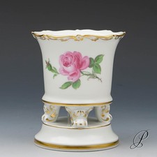 Meissen wunderschöne Füßchenvase im Dekor Rote Rose