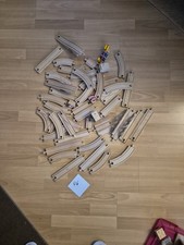 Großes Holz-Eisenbahn, viele Schienen, Weichen, Batterien betriebene Loks usw.