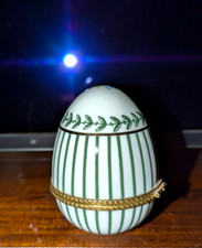 KAISER (Krone) Porzellan Deko Ei Blumen-Handbemalung. Abklappbar durch Scharnier